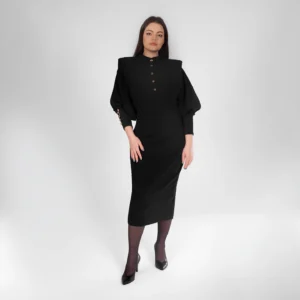 Rochie neagra conica cu umeri oversize si maneci bufante