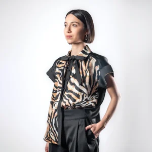 Camasa neagra satinata cu animal print,  asimetrica cu funda la gat